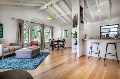 Villa Seventh Heaven Vibrant Restful Pad Maylands/mt Lawley Side