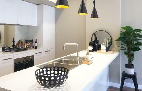 Evolve Near Adelaide Cbd - Netflix / Wine / Lock Up Garage!