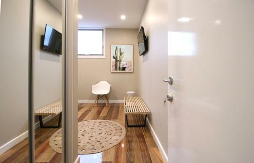 Evolve Near Adelaide Cbd - Netflix / Wine / Lock Up Garage!