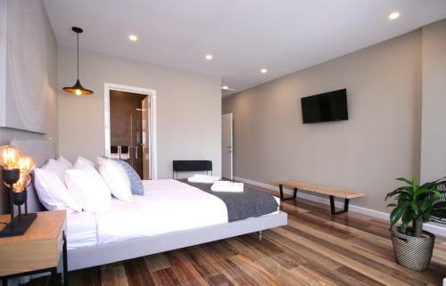 Evolve Near Adelaide Cbd - Netflix / Wine / Lock Up Garage!