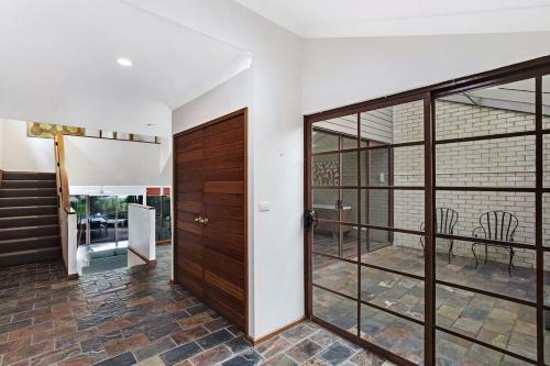Villa Spacious Townhouse Complete With Floating Mooring!