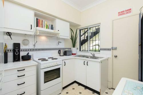 Sun-filled Apartment With Stunning Harbour Views H353