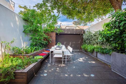 Striking Open Plan Home In Quiet Inner-city Area