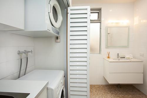 Striking Open Plan Home In Quiet Inner-city Area