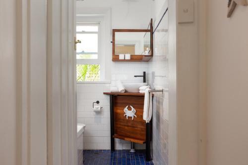 Renovated Art Deco Apartment Steps From Beach