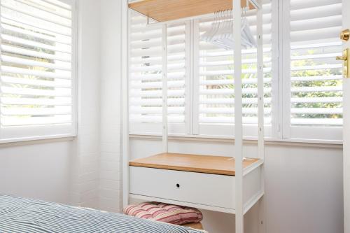 Renovated Art Deco Apartment Steps From Beach