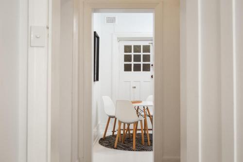 Renovated Art Deco Apartment Steps From Beach