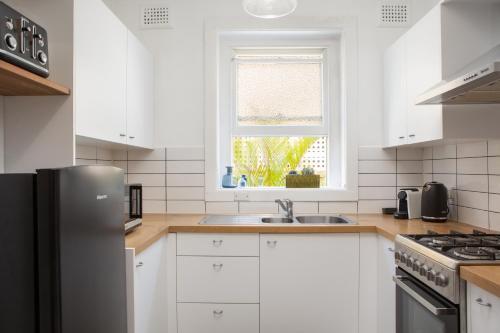 Renovated Art Deco Apartment Steps From Beach