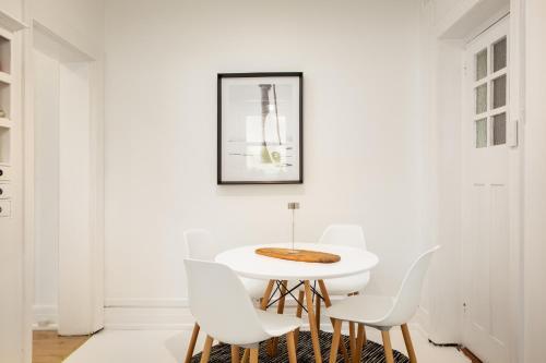 Renovated Art Deco Apartment Steps From Beach
