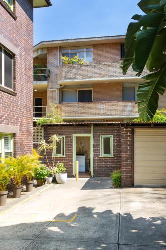 Renovated Art Deco Apartment Steps From Beach