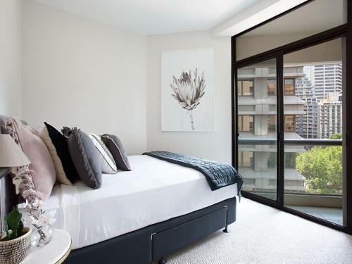 The Hydeaway-luxe Hyde Park City Apartment-hosted By Labode Accommodation