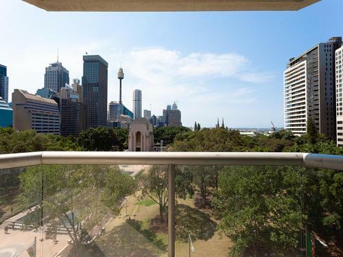 The Hydeaway-luxe Hyde Park City Apartment-hosted By Labode Accommodation
