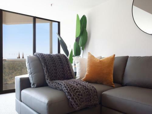 The Hydeaway-luxe Hyde Park City Apartment-hosted By Labode Accommodation