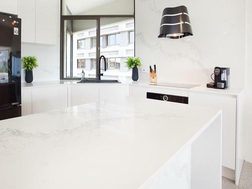 The Hydeaway-luxe Hyde Park City Apartment-hosted By Labode Accommodation