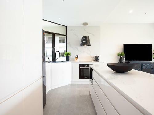 The Hydeaway-luxe Hyde Park City Apartment-hosted By Labode Accommodation