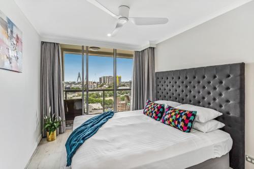 Luxurious Harbour View Apartment Steps From City