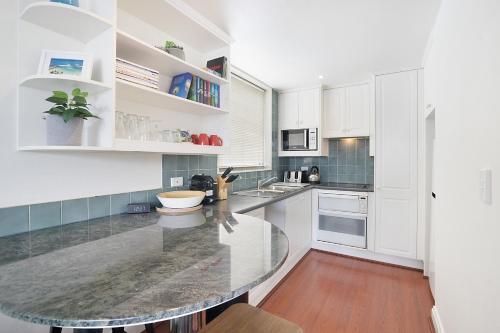 Apartamento King Size Studio With Water View, Walk To The City