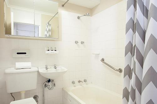 Cosy Harbourside Apartment With Bridge View Pool