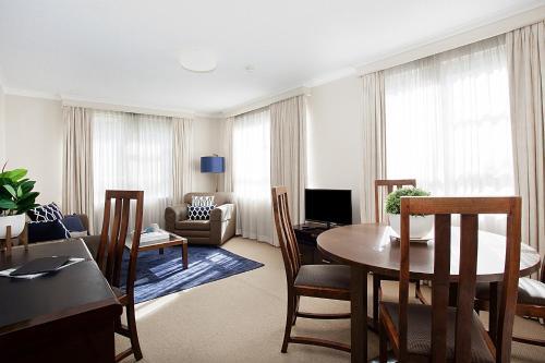 Cosy Harbourside Apartment With Bridge View Pool