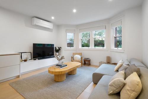 Modern Double Bay Apartment // 2 Min Walk To Beach