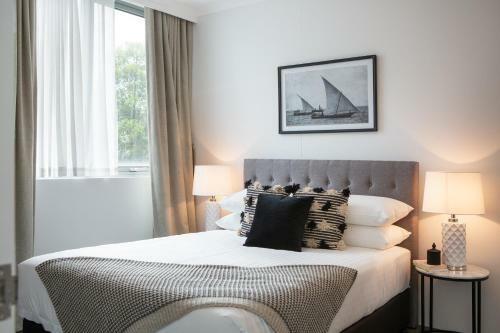 Tidy Apartment With Balcony And Parking Near Trains