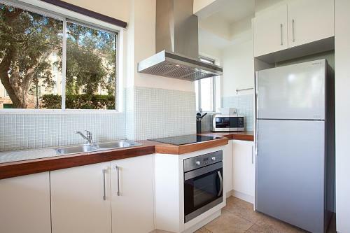 Light And Airy Garden Apartment Steps From Surf