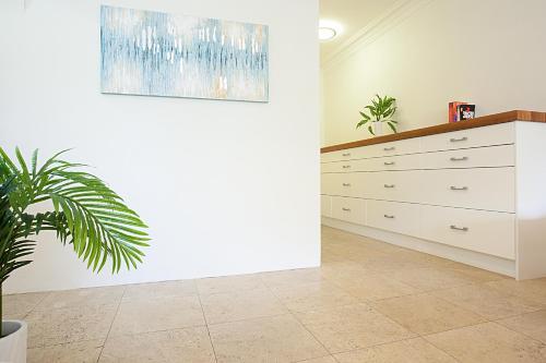 Light And Airy Garden Apartment Steps From Surf
