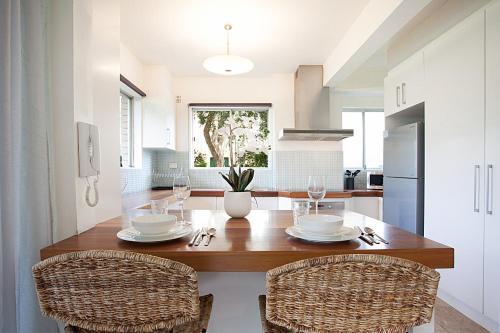 Light And Airy Garden Apartment Steps From Surf