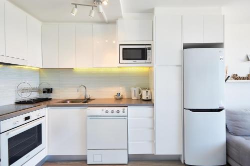 Panoramic Ocean Views In Stylish Manly Apartment