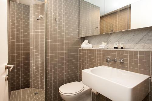 Refined Apartment Close To Nightlife, Restaurants With Car Space