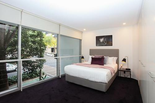Refined Apartment Close To Nightlife, Restaurants With Car Space