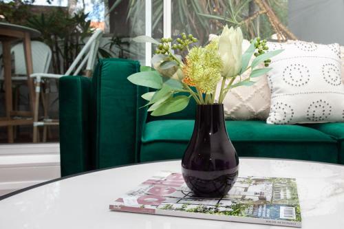 Refined Apartment Close To Nightlife, Restaurants With Car Space