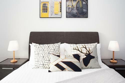 Designer Apartment With Balcony In Quiet Suburb
