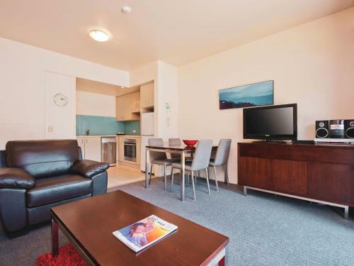Lantern 1 Bedroom Patio Apartment With Alpine View