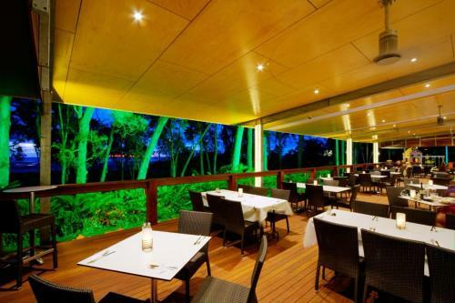Hotel Albatross Bay Resort