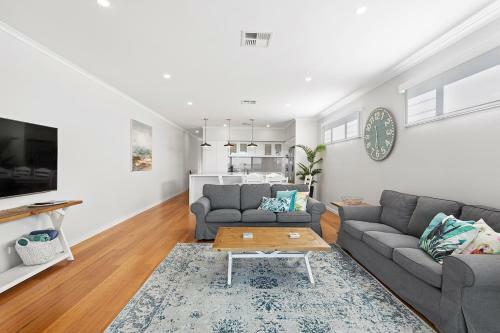 Wanda Waterfront Retreat - Beautiful Beach House