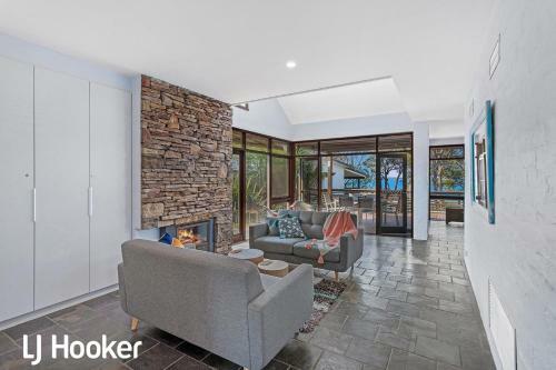 Wanda Waterview - Tranquil Treetop Surrounds