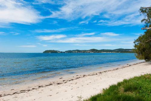 Paradise Beach House - Waterfront With Heated Pool