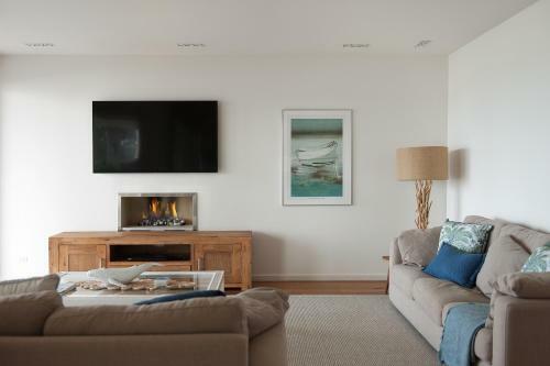 Paradise Beach House - Waterfront With Heated Pool