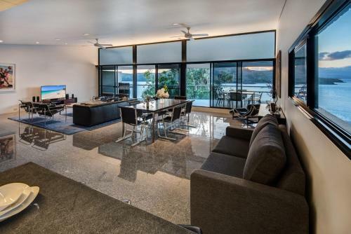 Waves 3 Luxury 3 Bedroom Endless Ocean Views Central Location + Buggy