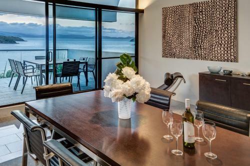 Waves 3 Luxury 3 Bedroom Endless Ocean Views Central Location + Buggy