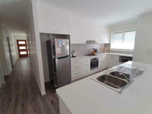 26 Satinwood Drive- Low Set Modern, Sleeps 8