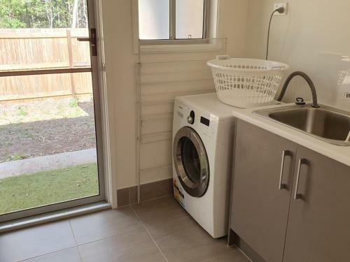26 Satinwood Drive- Low Set Modern, Sleeps 8