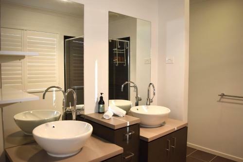 Modern 4 Bed, 5mins To Torquay Beach,wifi,parking