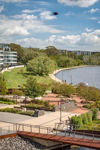 Beautiful Modern Lake View Apartment
