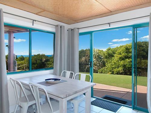 White Waves 5 - Absolute Beachfront In Hastings Point