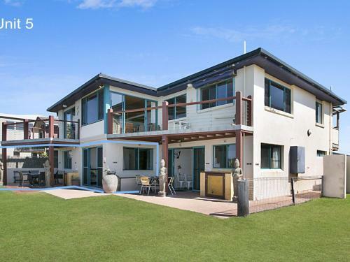 White Waves 5 - Absolute Beachfront In Hastings Point