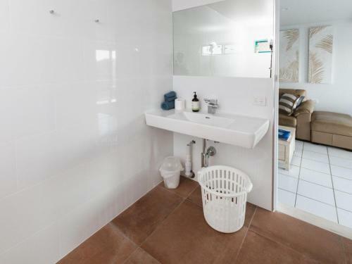 White Waves 5 - Absolute Beachfront In Hastings Point