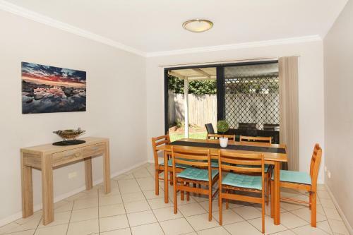 Oomoo 27 - Four Bedroom Townhouse - Close To Beaches!