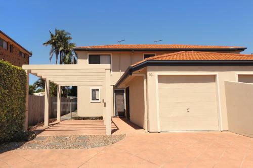 Oomoo 27 - Four Bedroom Townhouse - Close To Beaches!